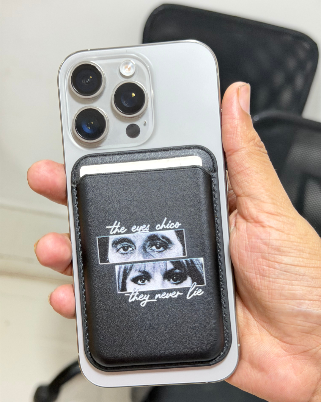 Slim magnetic card holder with design